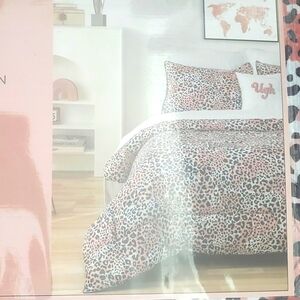 💥BUY 5 GET 3 FREE BCBG Generation " Ugh" Pink Cheetah Print Comforter,Queen